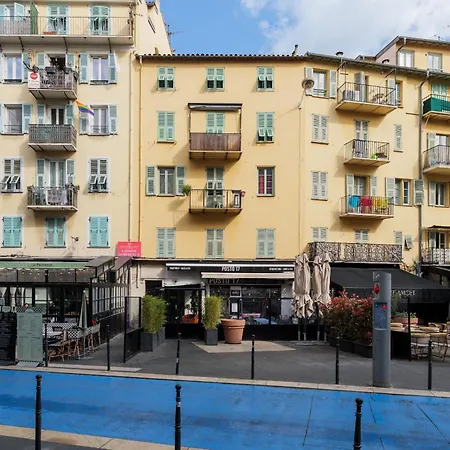 Coquet Place Du Pin