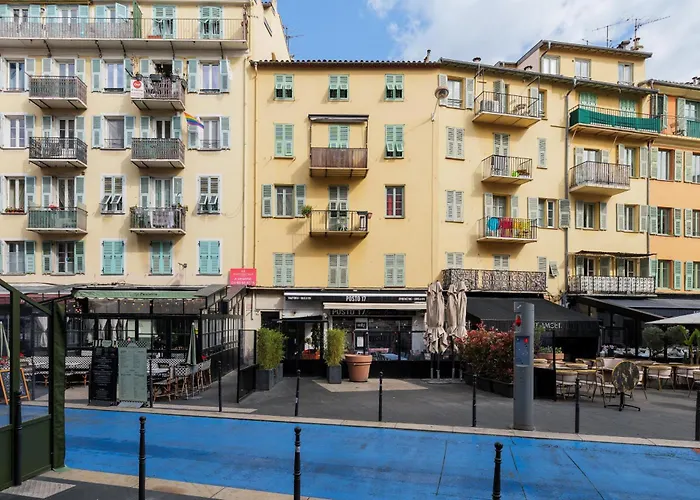 Coquet Place Du Pin
